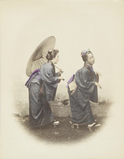 Mujeres japonesas con vestimenta tradicional (foto en blanco y negro coloreada a mano) de Japanese Photographer