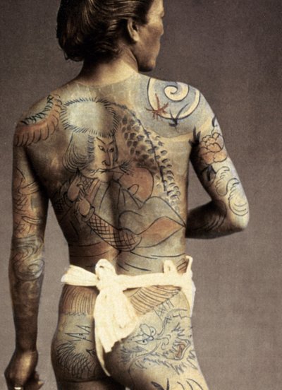 Hombre con tatuaje tradicional japonés Irezumi, c.1880 de Japanese Photographer