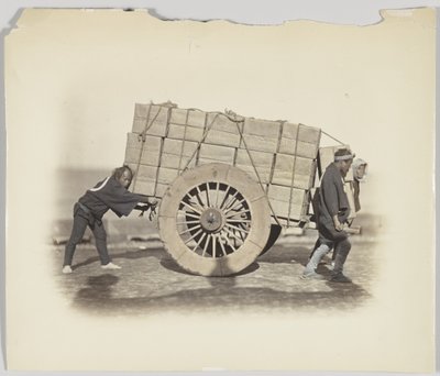 Hombres tirando de un carro de Japanese Photographer