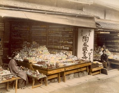Tiendas de porcelana en Kiyomizu-Zaka, Kioto, 1890s de Japanese Photographer