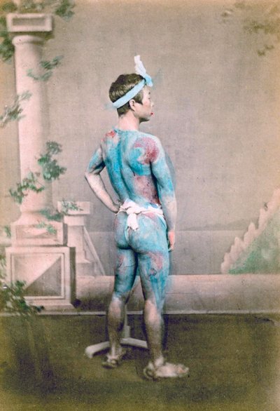 Retrato de un novio con tatuajes tradicionales japoneses Irezumi, c.1882 (foto de albúmina coloreada a mano) de Japanese Photographer