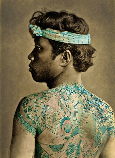 Retrato de un hombre con tatuajes tradicionales japoneses Irezumi, c.1880 de Japanese Photographer