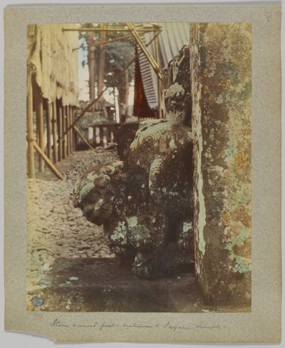 Poste tallado en piedra en la entrada de Tōshō-gū, Nikko, Japón de Japanese Photographer