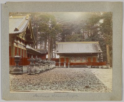 Almacenes en Tōshō-gū, Nikko, Japón (foto en blanco y negro coloreada a mano) de Japanese Photographer