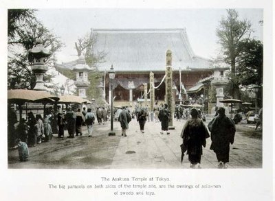 El templo Asakusa en Tokio, c.1880 de Japanese Photographer