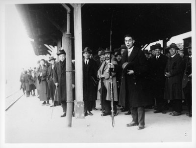 El Reverendo Richards Sosteniendo un Arco, Saliendo de la Estación de Yamaguchi en 1927 de Japanese Photographer