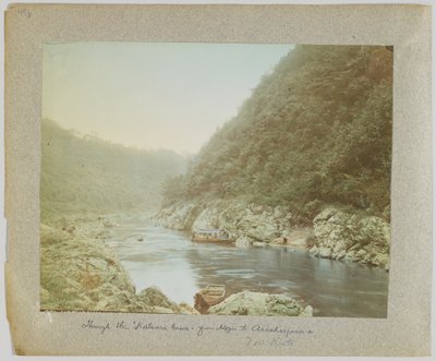 A través del Katsura-Gawa, de Hozu a Arashiyama, cerca de Kioto, Japón (foto en blanco y negro coloreada a mano) de Japanese Photographer