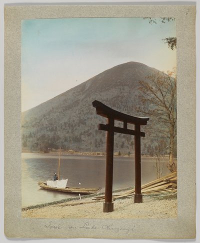 Torii en el lago Chuzenji, Nikko, Japón de Japanese Photographer
