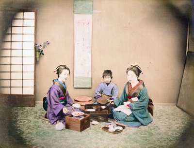 Dos mujeres y un niño almuerzan, sentados en una estera, c.1890 (foto coloreada a mano) de Japanese Photographer