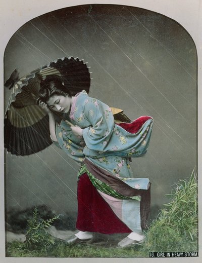 Joven japonesa bajo la lluvia, c.1900 (foto coloreada a mano) de Japanese Photographer