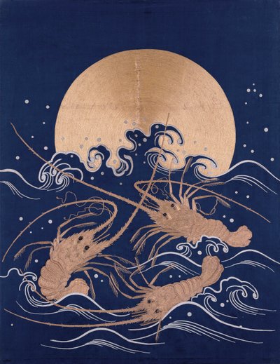 Un panel textil bordado japonés de satén azul oscuro que representa tres cangrejos de río entre olas ante un sol naciente de Japanese School