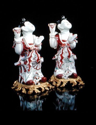 Un par de figuras Imari de niños chinos (karako) montadas en bases de ormolu europeas, c.1700 de Japanese School