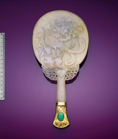 Un espejo de jadeíta blanca y plata dorada con un relieve bajo de un fénix y una peonía de Japanese School