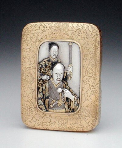 Caja y tapa que muestran a un señor feudal con su criado (plata dorada) de Japanese School