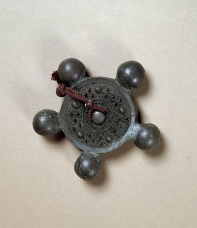 Espejo de bronce con cinco pequeños globos, período Kofun (250-538) de Japanese School
