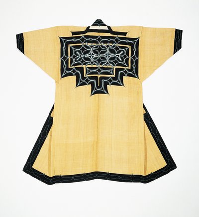 Túnica ceremonial (attush) de la población Ainu con motivos tradicionales Ainu, bordado en punto de cadeneta, corteza de olmo, lana y algodón de Japanese School