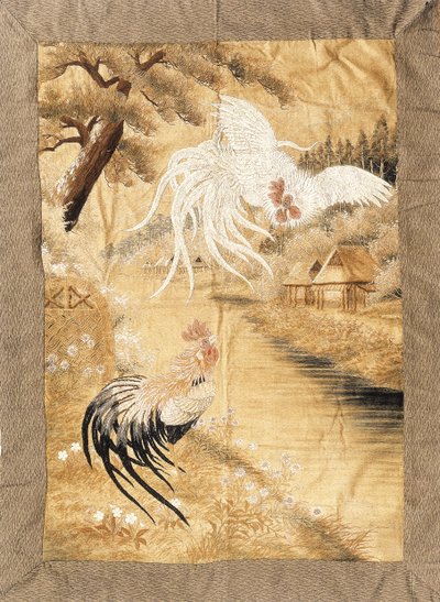 Colgante bordado, trabajado en sedas con un par de gallos con plumaje colgante, uno en vuelo, el otro posado en la orilla del río entre margaritas, finales del siglo XIX de Japanese School