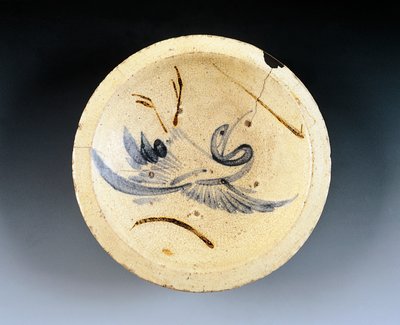 Plato de gres esmaltado usado por vendedores de nishin-zara (arenque estofado) decorado con grullas danzando entre ramas de sauce de Japanese School