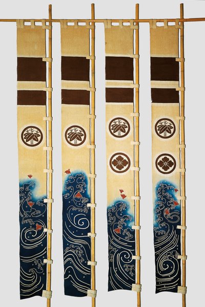 Cuatro estandartes (nobori) con motivos que representan chorlitos en olas, escudos de familia, bambú, flor en círculos, algodón, teñido en reserva con almidón de arroz y baño de añil con pigmentos y tinta, civilización japonesa, periodo Meiji-Taisho de Japanese School