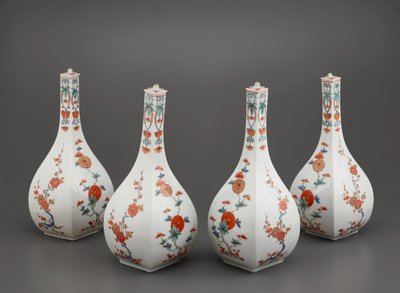 Cuatro botellas cuadradas con tapas de Japanese School