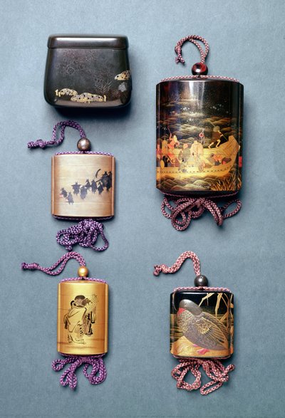 Inro y bolsa de tabaco: de izquierda a derecha: Bolsa de tabaco con diseño Hiramaki-e, firmada Zeshin; Inro, procesión de bodas de zorros en Sumi-e Togidashi, firmada Toyo; Inro, dos sabios leyendo un pergamino en Sumi-e de Japanese School