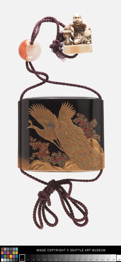Inro decorado con pavo real, ojime y netsuke de Japanese School