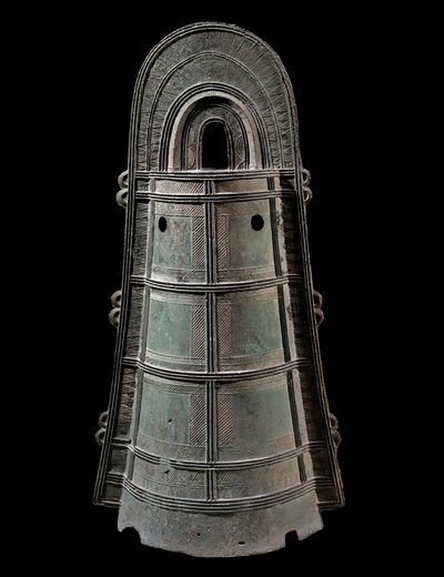 Arte japonés: Dotaku (campana de bronce). Altura 0,8 m Civilización Yayoi (300 a.C.-300 d.C.) París, Museo Guimet, Museo Nacional de Artes Asiáticas de Japanese School