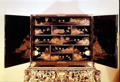 Gabinete japonés sobre soporte, abierto de Japanese School