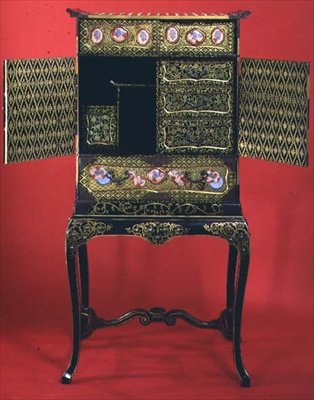 Gabinete japonés con incrustaciones de esmalte, abierto de Japanese School