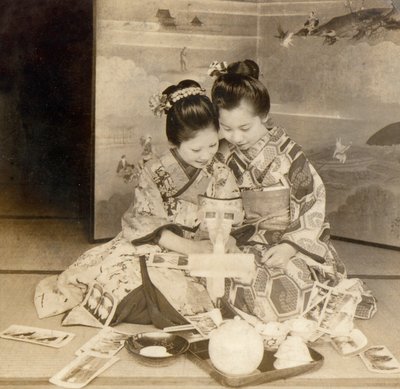 Chicas japonesas usando un visor estereoscópico con tarjetas estereográficas, 1899 de Japanese School