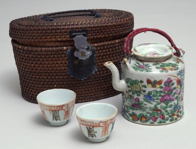Juego de té japonés con estuche de mimbre, c.1850 de Japanese School