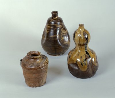Jarra, botella de sake y calabaza de cerámica de Japanese School