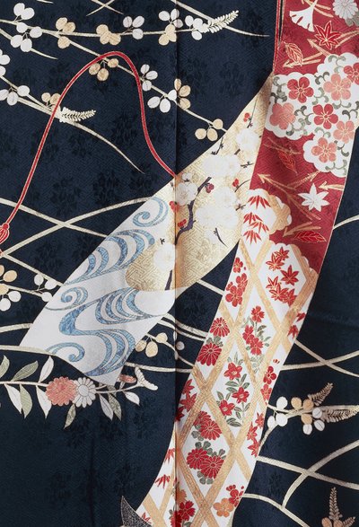 Kimono Furisode (mangas ondulantes) usado por jóvenes solteras en ocasiones elegantes y Maiko (estudiante de Geisha), Seda con motivos florales y vegetales, paneles flotantes, detalle, teñido Kaga-Yuzen, tejedurías Tokamachi, civilización japonesa, siglo X de Japanese School