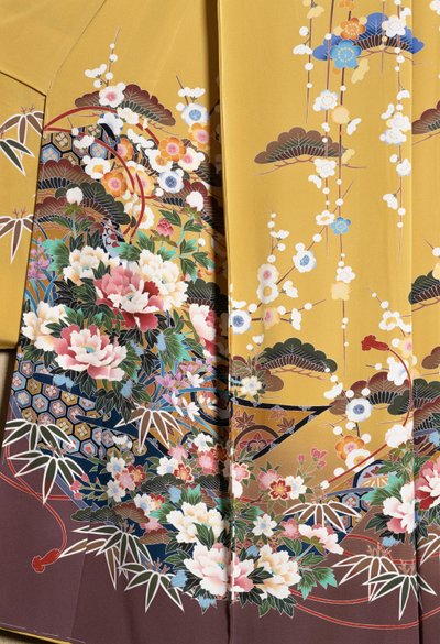 Kimono Furisode (mangas ondulantes) usado por jóvenes solteras en ocasiones elegantes y Maiko (aprendiz de Geisha), Seda lisa, motivos florales, cintas flotantes, teñido Kaga-Yuzen, tejedurías Tokamachi, civilización japonesa, siglo XX. de Japanese School