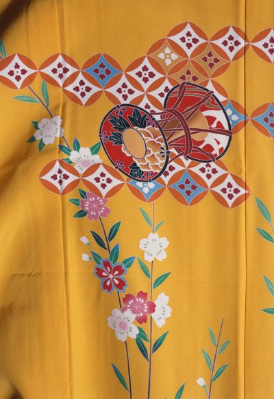 Kimono de niña (7 años) similar al de las mujeres adultas para la fiesta de Shichi-Go-San cuando van al santuario sintoísta con su familia, Seda, motivos florales, flores de cerezo, tambor Taiko, detalle, textiles Tokamachi, civilización japonesa, siglo XX de Japanese School