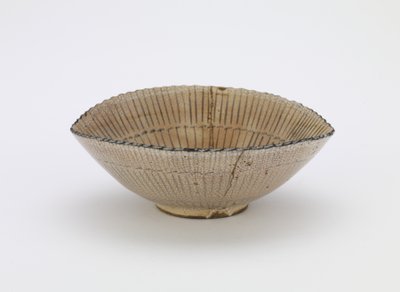 Tazón de servir individual de Kioto en forma de sombrero de junco, con marca "Kiyomizu", tazón de servir individual (mukozuke), finales del siglo XVII de Japanese School