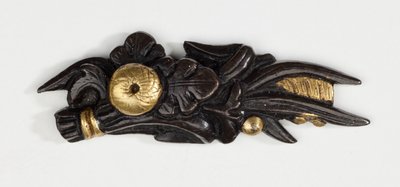 Menuki, o adorno de empuñadura, en forma de arreglo floral de Japanese School