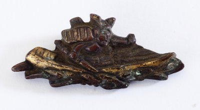 Menuki, o adorno de empuñadura, en forma de samurái de Japanese School