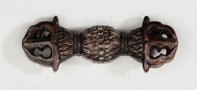 Menuki, o adorno de empuñadura, en forma de vajra, un símbolo de rayo budista de Japanese School