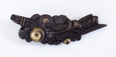 Menuki, o adorno de empuñadura, en forma de arreglo floral de Japanese School