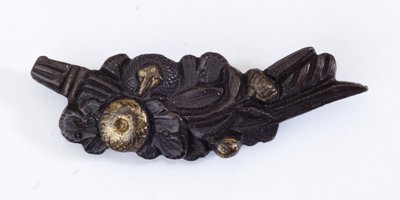 Menuki, o adorno de empuñadura, en forma de arreglo floral de Japanese School
