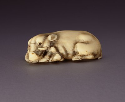 Netsuke que representa un jabalí reclinado, c. 1750-80 de Japanese School