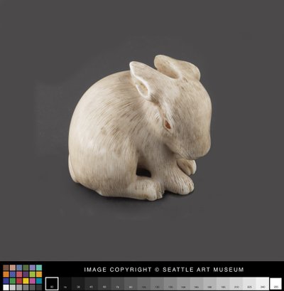 Netsuke modelado como una liebre con ojos de ámbar, finales del siglo XIX de Japanese School