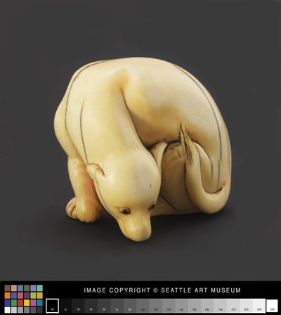 Netsuke modelado como un perro reclinado, principios del siglo XIX de Japanese School