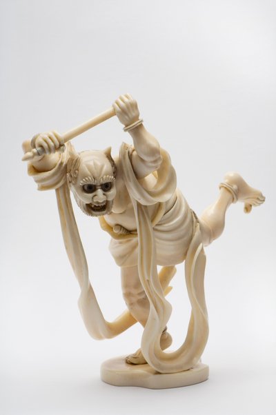 Okimono en forma de demonio sosteniendo un palo de Japanese School