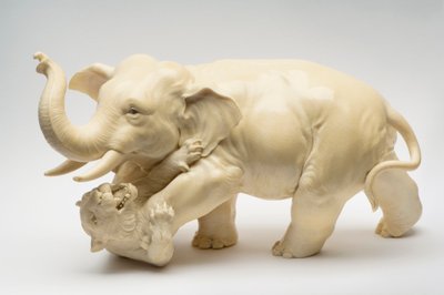 Okimono de un elefante pisoteando un tigre de Japanese School