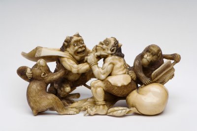 Okimono de dos demonios peleando, observados por dos monos de Japanese School