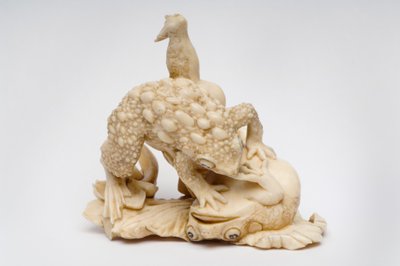 Okimono de dos sapos sobre una hoja de loto, c.1550-1600 de Japanese School
