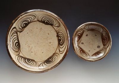 Platos decorados con umanomezara (círculos con patrón de ojo de caballo), finales del siglo XVIII-principios del siglo XIX, cerámica esmaltada, producida en Seto, diámetro 21.5 cm y 34.5 cm, civilización japonesa, período Edo de Japanese School