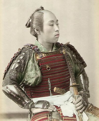 Retrato de un samurái del viejo Japón armado con armadura completa, 1890 de Japanese School